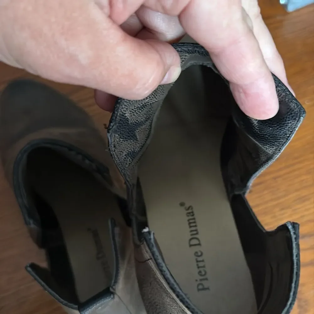 Pierre Dumas size 9 boot, a light and dark brown color, depending on light